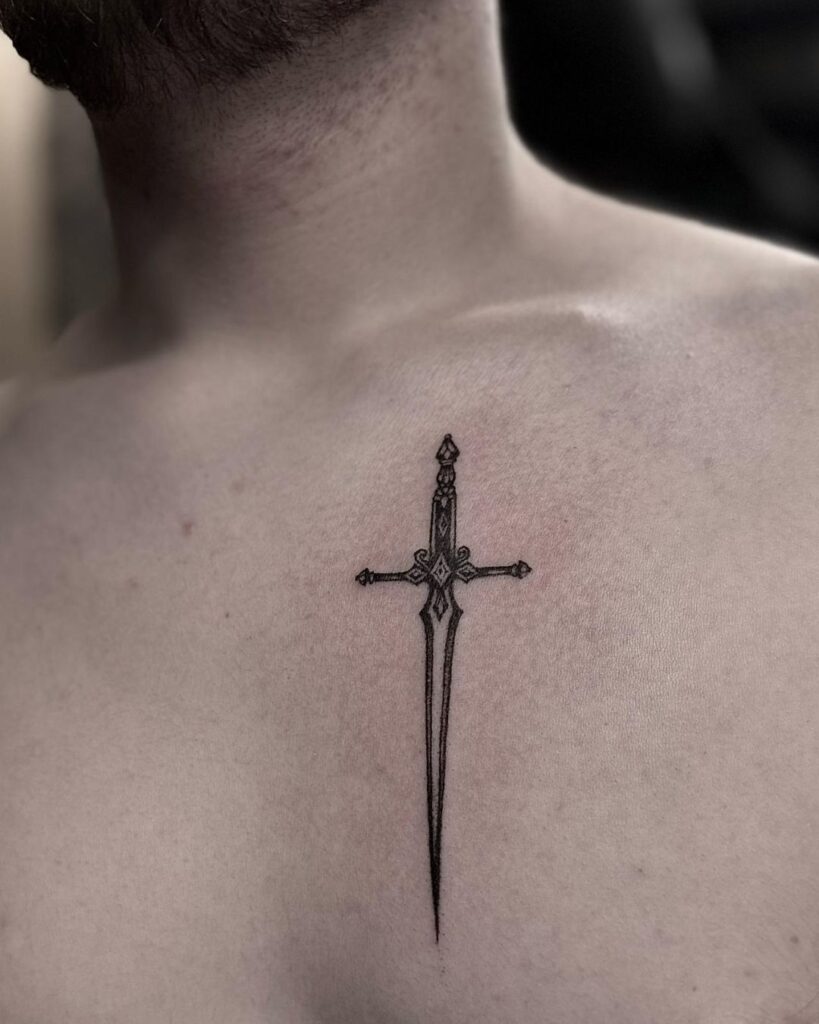 Černobíle tetování na hrudi - meč.