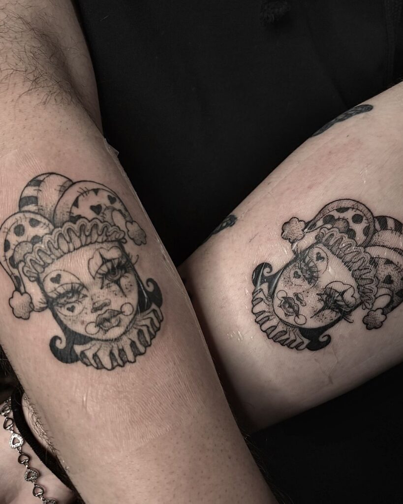 Tetování na ruce. Na obrázku je vytetovaný kašpar v provedení černobílé tetování.