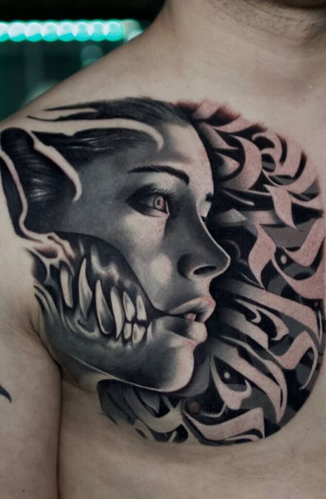 realistické tetování na hruď - obličej s nádechem kaligrafických prvků